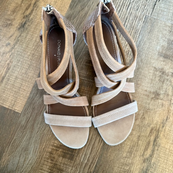 Donald J. Pliner Women's Tan Sandals - Picture 3 of 9
